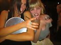 Cariba Heine con amigas