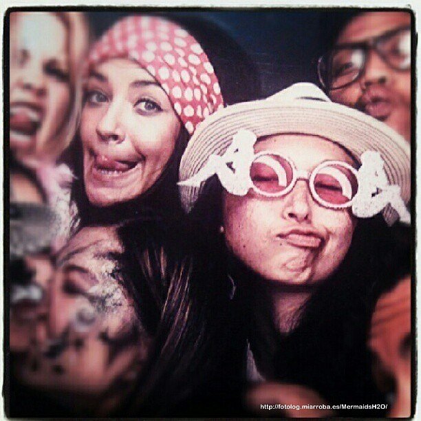 Claire Holt con sus amigas
