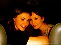 Phoebe Tonkin con una amiga