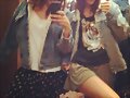 Phoebe Tonkin con una amiga
