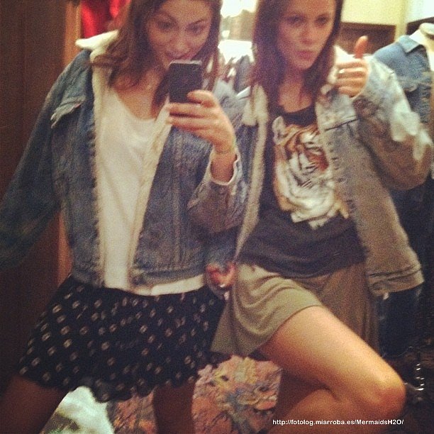 Phoebe Tonkin con una amiga