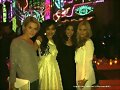 Claire Holt en un evento con sus amigas