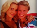 Claire Holt con una amiga