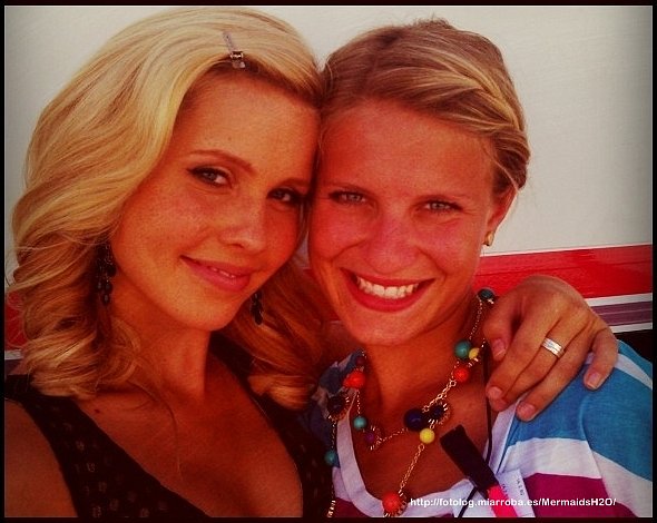 Claire Holt con una amiga