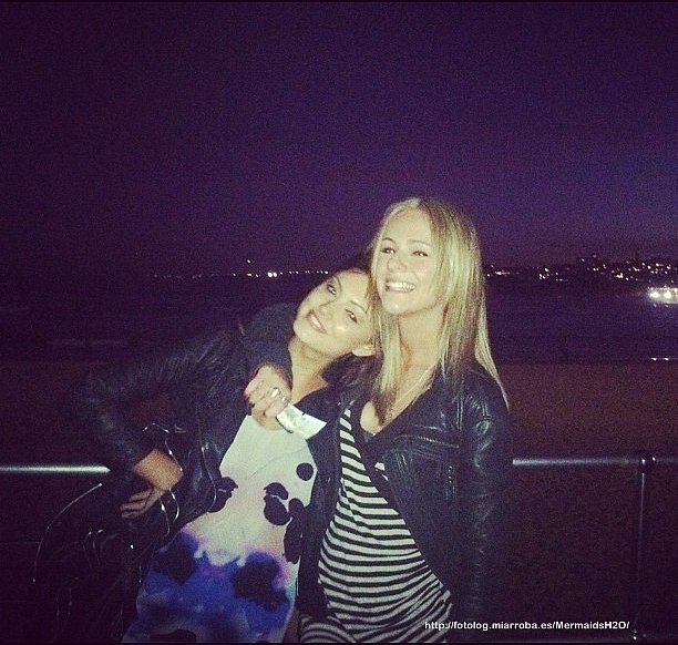 Phoebe Tonkin con su hermana Abby Tonkin