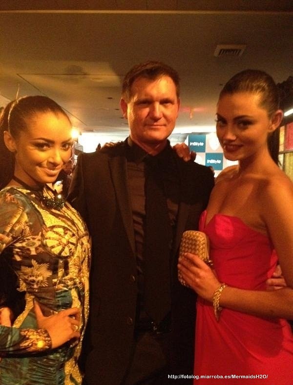 Phoebe Tonkin en un evento con Kevin Williamson...