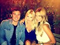Claire Holt con unos amigos
