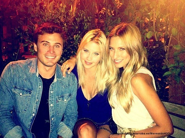 Claire Holt con unos amigos