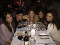 Phoebe Tonkin con sus amigos del C&iacute;rculo Secreto