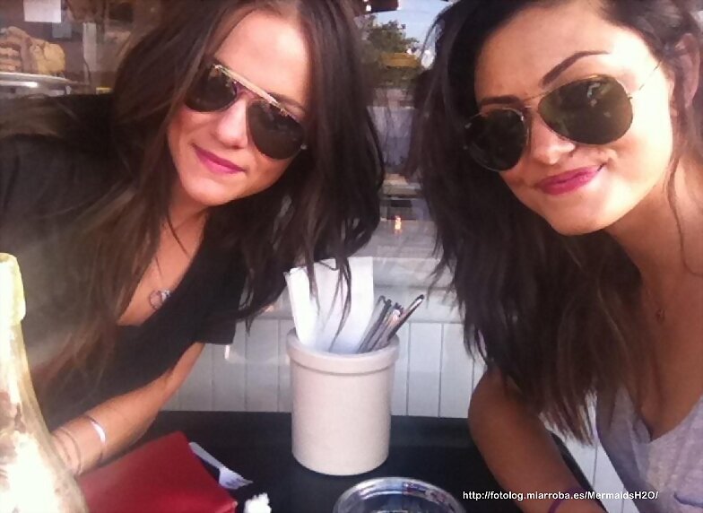 Phoebe Tonkin con una amiga