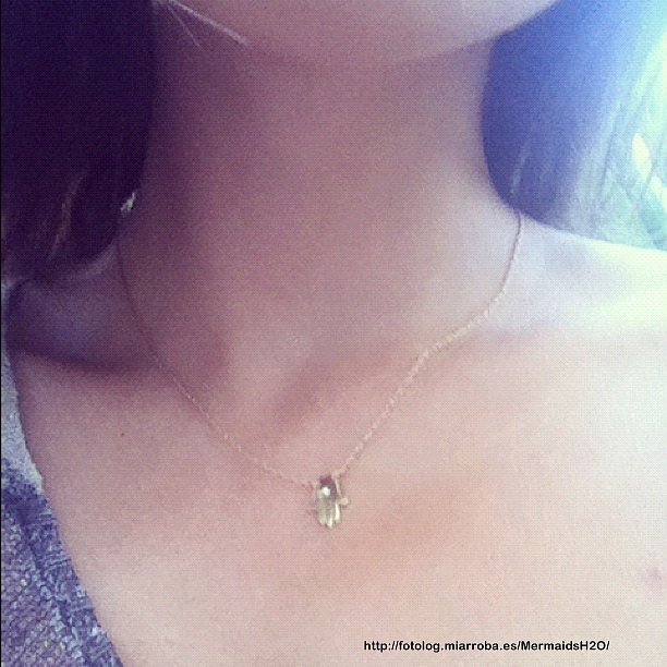 El nuevo collar de la suerte de Phoebe Tonkin