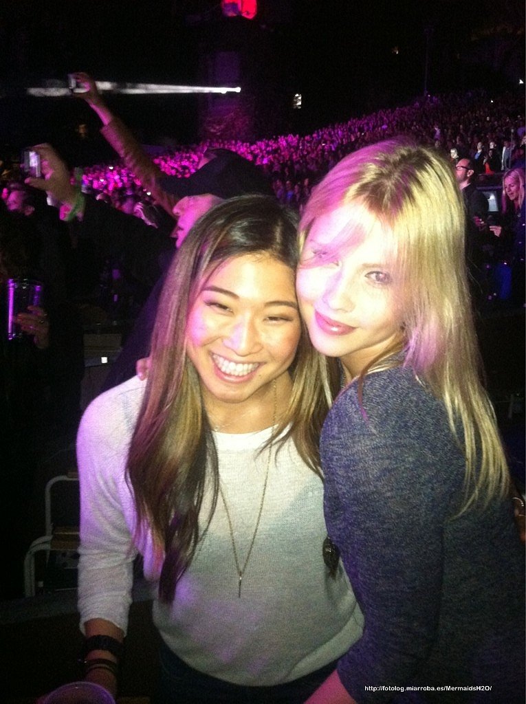 Claire Holt y Jenna Ushkowitz concierto Coldplay