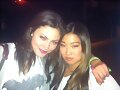 Phoebe Tonkin con una amiga en concierto coldplay