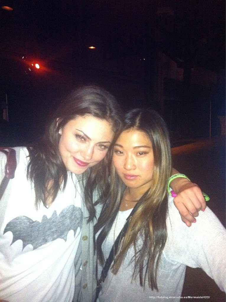 Phoebe Tonkin con una amiga en concierto coldplay