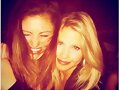 Phoebe Tonkin y Claire Holt de fiesta