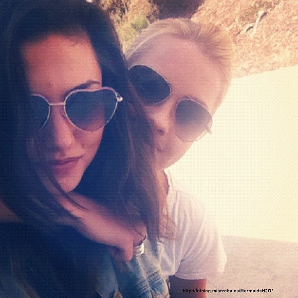 Claire Holt y Phoebe Tonkin