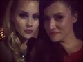Claire Holt con una amiga