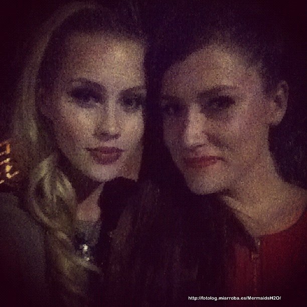 Claire Holt con una amiga