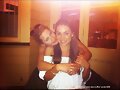 Claire Holt con una amiga