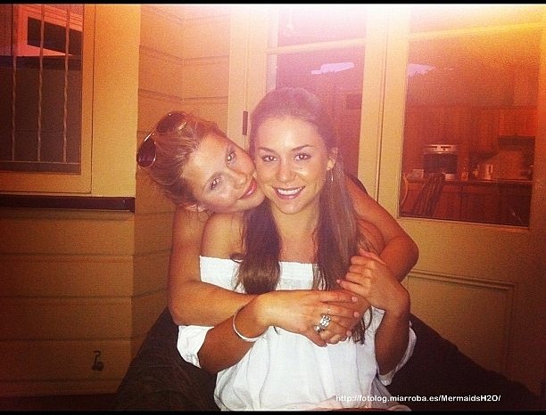 Claire Holt con una amiga