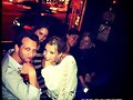 Claire Holt con sus amigas