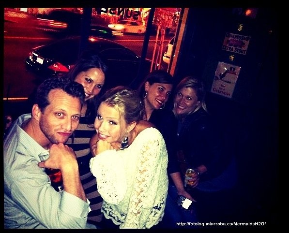 Claire Holt con sus amigas