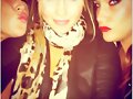Claire Holt con sus amigas
