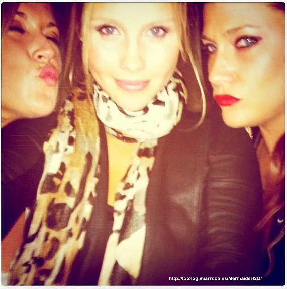 Claire Holt con sus amigas