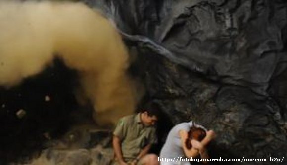 Ryan y Sophie destrozando la cueva de Mako