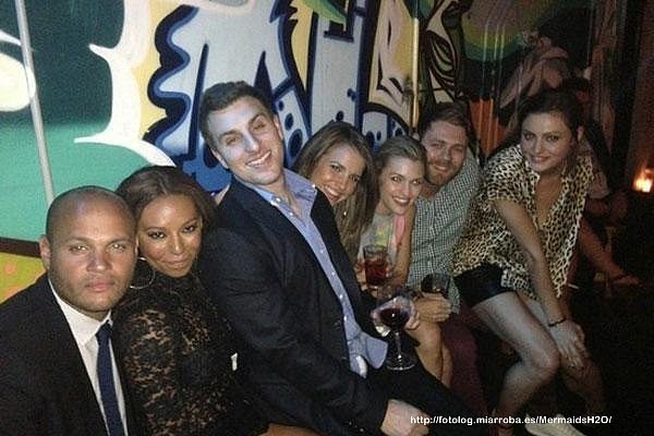 Phoebe Tonkin con amigos