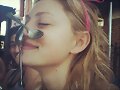 El truco de Phoebe Tonkin con las cucharas