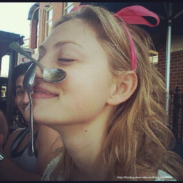 El truco de Phoebe Tonkin con las cucharas
