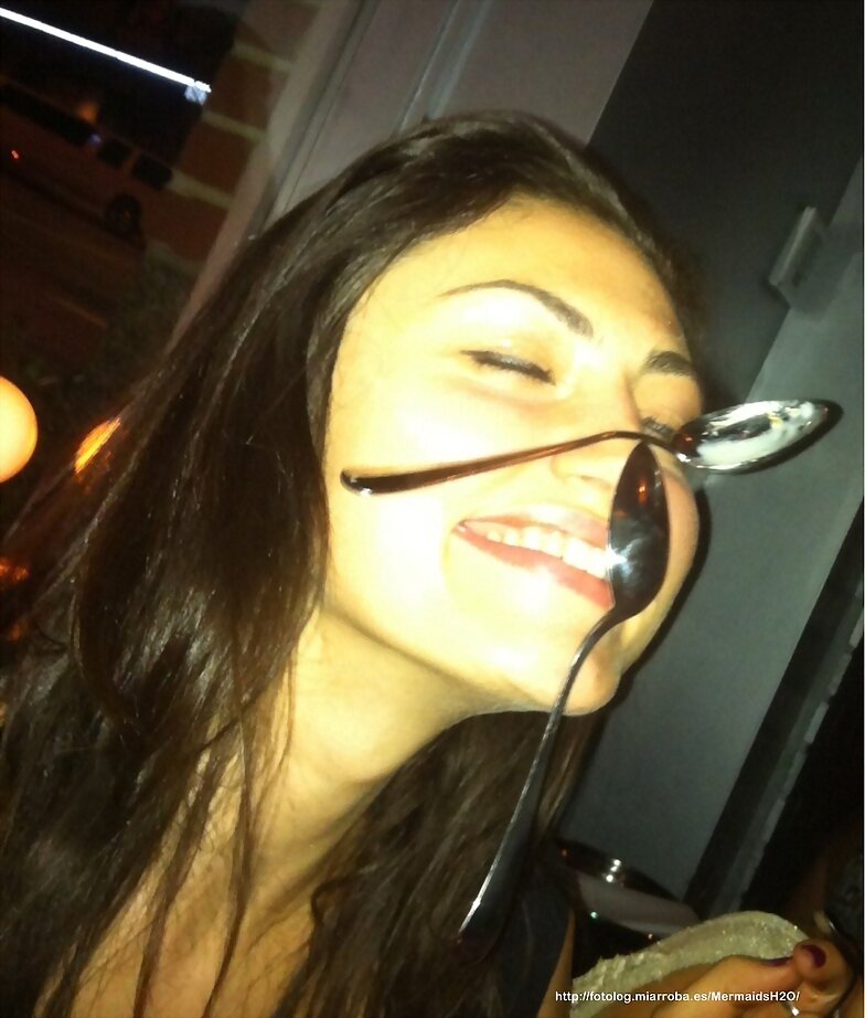 El truco de Phoebe Tonkin con las cucharas