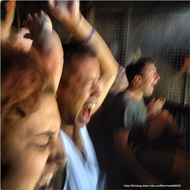Phoebe Tonkin en Disneyland Paris con sus amigos