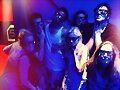 Phoebe Tonkin en DisneylandParis con Abby y amigos