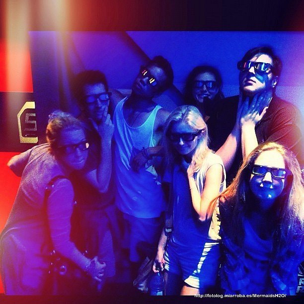 Phoebe Tonkin en DisneylandParis con Abby y amigos
