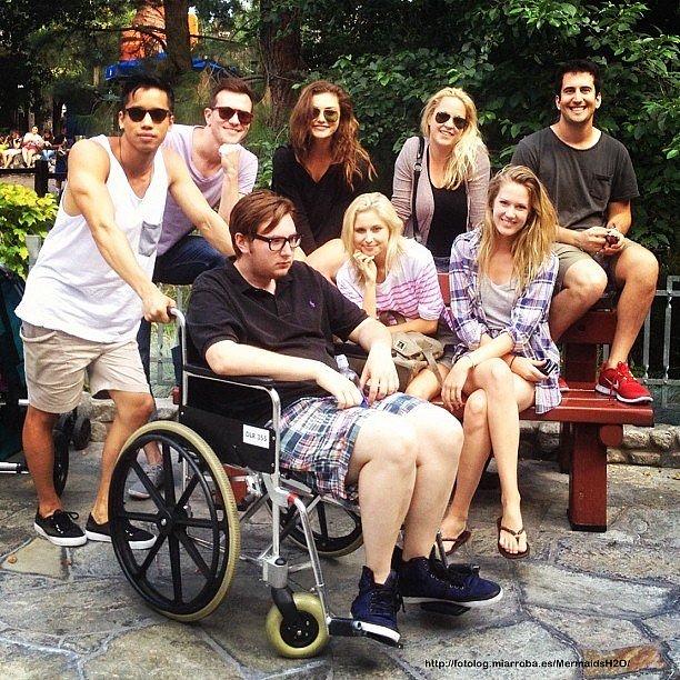 Phoebe Tonkin en DisneylandParis con Abby y amigos