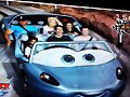 Phoebe Tonkin en DisneylandParis con Abby y amigos