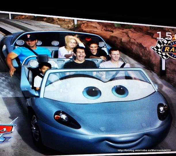 Phoebe Tonkin en DisneylandParis con Abby y amigos