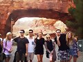 Phoebe Tonkin en DisneylandParis con Abby y amigos