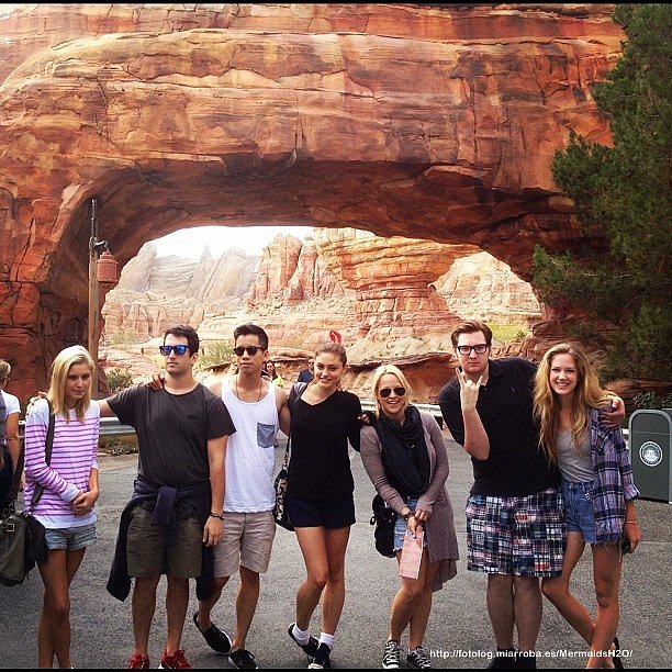 Phoebe Tonkin en DisneylandParis con Abby y amigos