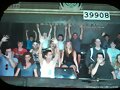 Phoebe Tonkin en Disneyland Paris con sus amigos
