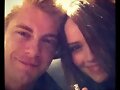 Luke Mitchell con su novia Rebecca Breeds
