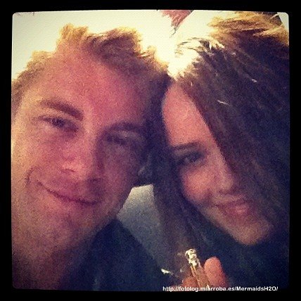 Luke Mitchell con su novia Rebecca Breeds