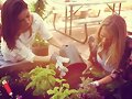 Phoebe Tonkin con su amiga Teresa Palmer