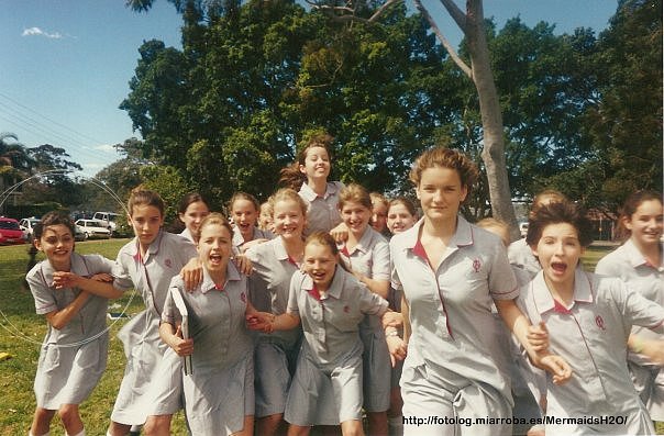 Foto de Phoebe Tonkin de pequeña en su colegio
