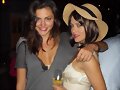 Phoebe Tonkin con su amiga Teresa Palmer