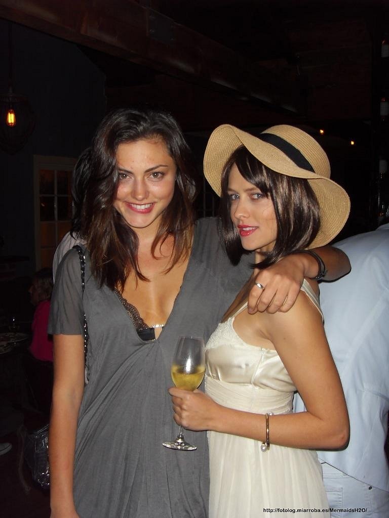 Phoebe Tonkin con su amiga Teresa Palmer