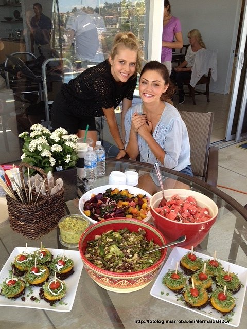 Phoebe Tonkin con su amiga Teresa Palmer