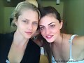 Phoebe Tonkin con su amiga Teresa Palmer
